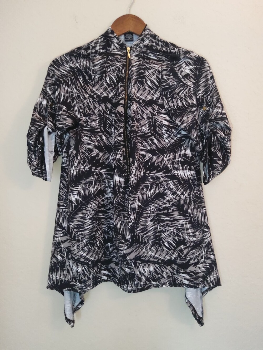 Robert Louis Half Zip Top Womens Medium Black Beige Floral Palm Sharkbite Hem